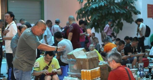 买下|老农捡破碗做烟灰缸用了3年,被收藏家2包烟买下,最终拍出180万