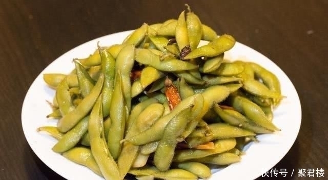老家来亲戚,弟弟一家请吃饭,弟媳做了11个菜,大伙吃了一锅饭