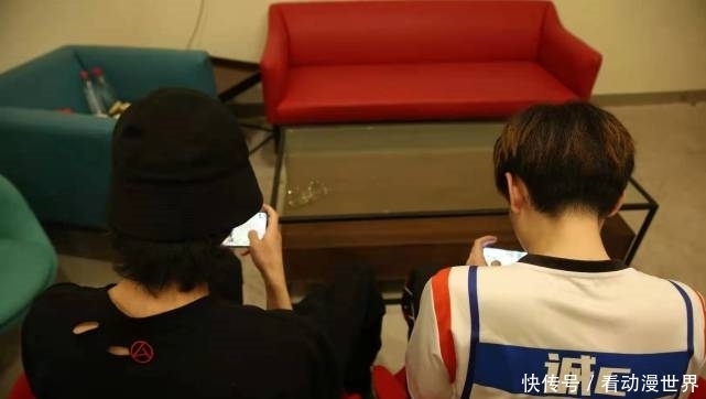 和平精英表演赛,诚C直呼华晨宇你好顶,两人配合默契获得冠军