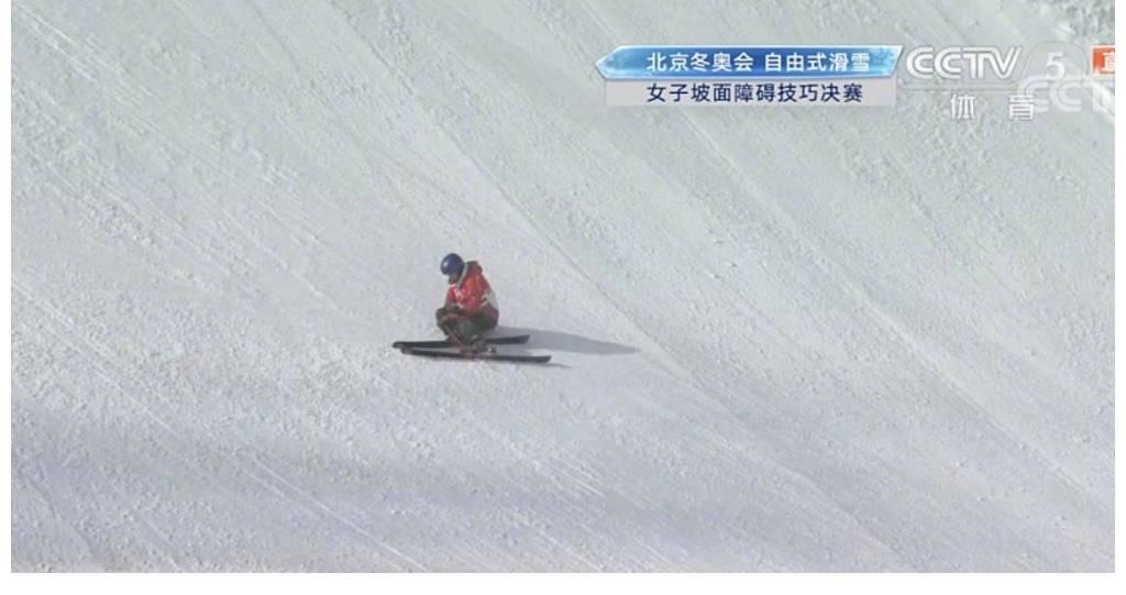 谷愛凌第二跳失誤得16.98分 等分過程中做鬼臉超可愛