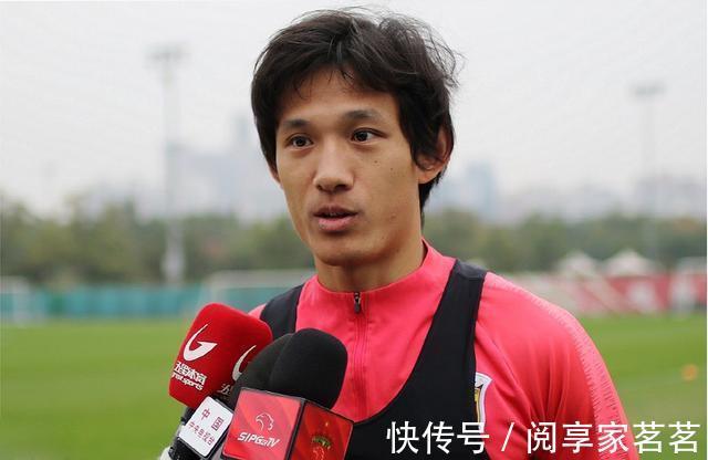 王燊超|难以生存!降薪后男足全员哭穷,前国足队长找工作都难,老帅怒批