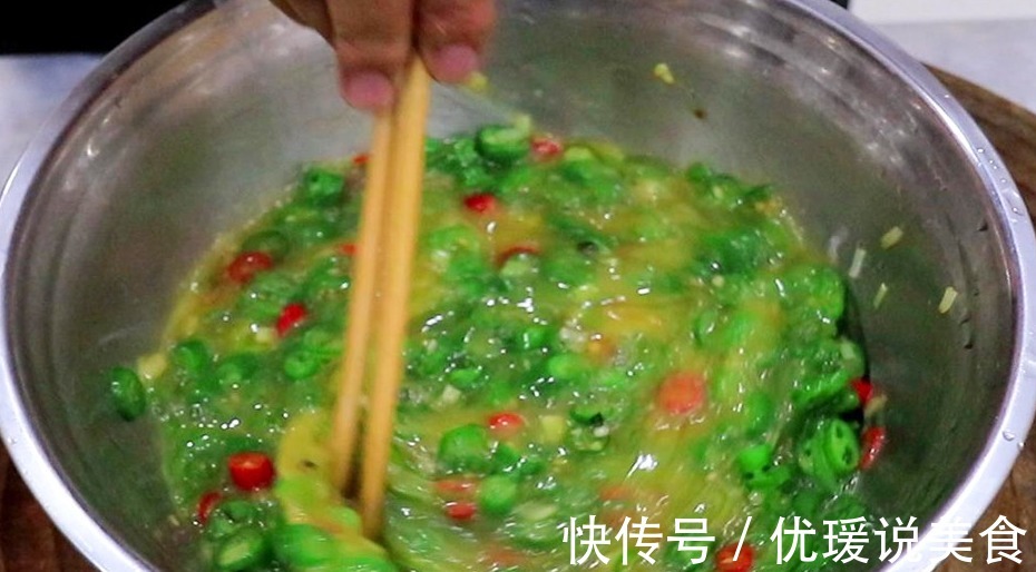 这才是线椒炒鸡蛋的正确做法,鸡蛋全部裹在线椒上,比饭店还鲜嫩