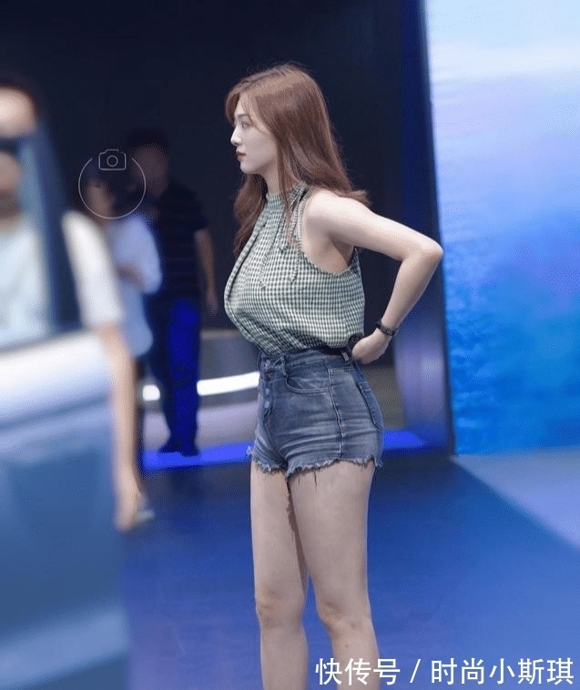 乐福鞋|无袖格子衫搭配黑灰牛仔短裤，踩上平底鞋，轻松提升优雅气质