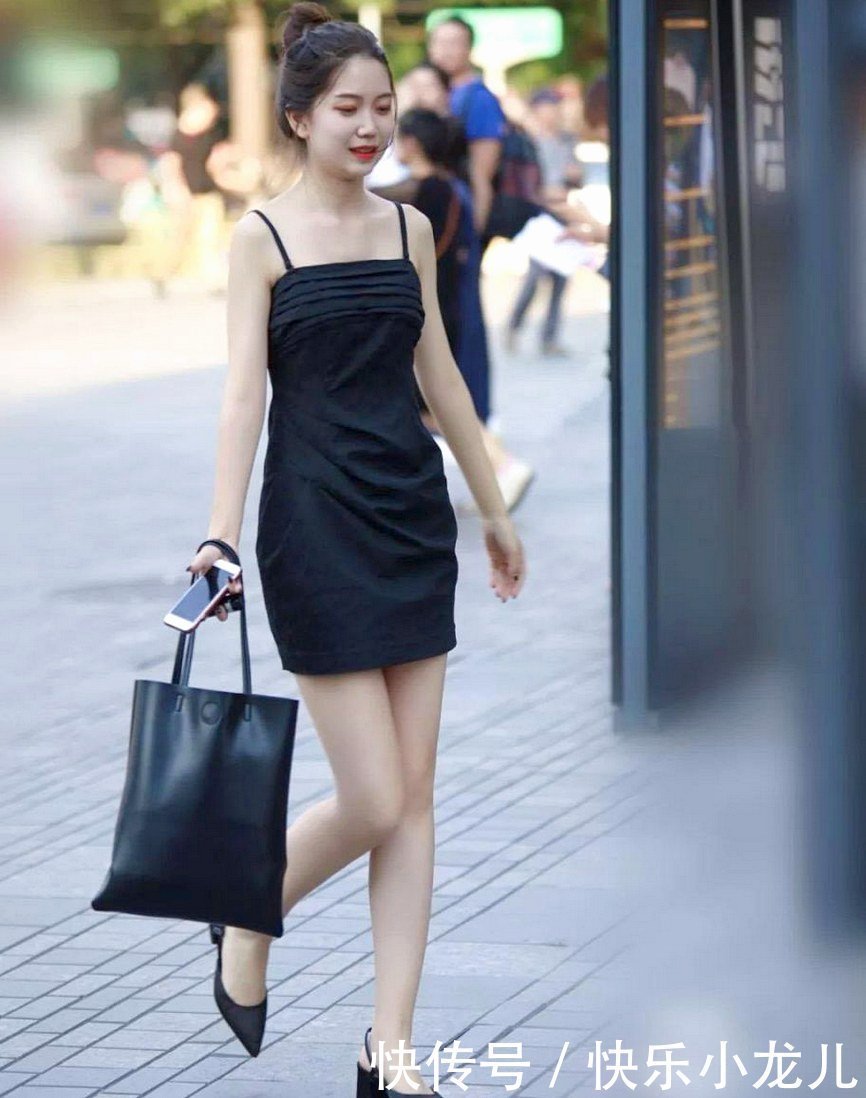 黑色吊带连衣裙，多了一丝职场风