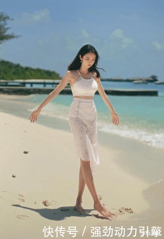 表妹为了“炫耀”她的新泳衣,天天都约我去海边玩