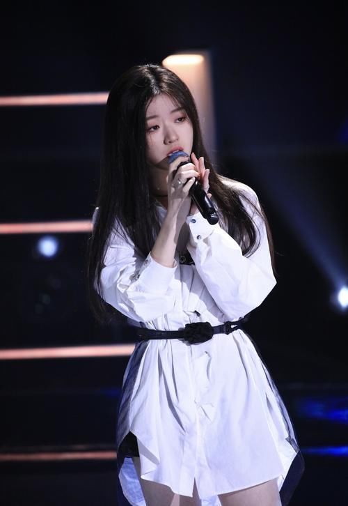 好声音|是好声音最年轻冠军,单依纯签约李健好友公司,白色大摆裙纯美