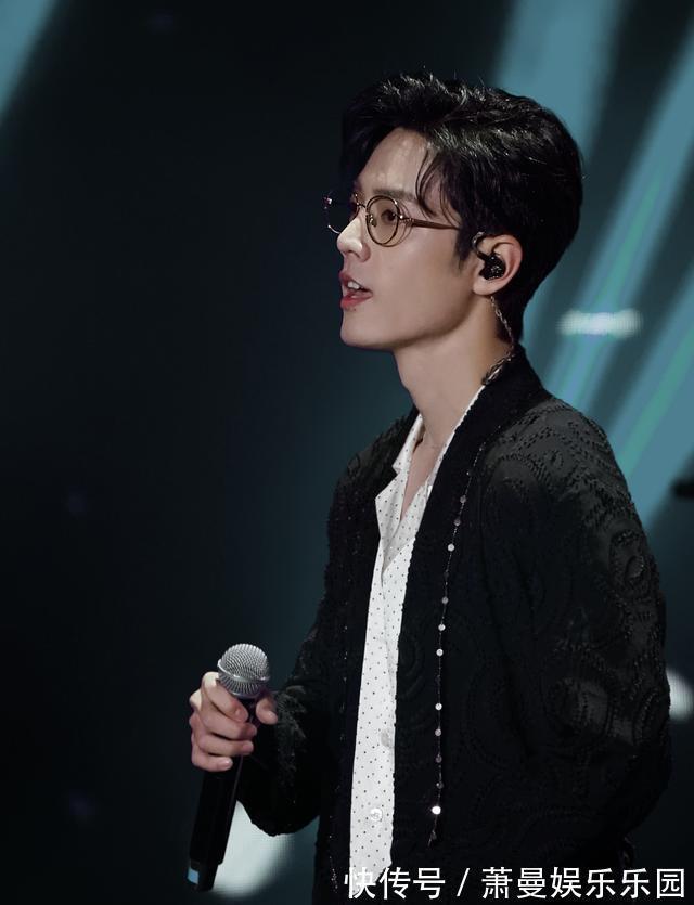 東方衛(wèi)視主持人曬幕后合影,肖戰(zhàn)被眾星包圍,兩邊都是好搭檔