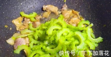 酸甜苦辣咸|苦瓜不要再炒鸡蛋了,和它一起炒才是绝配,不同风味,口感更佳!