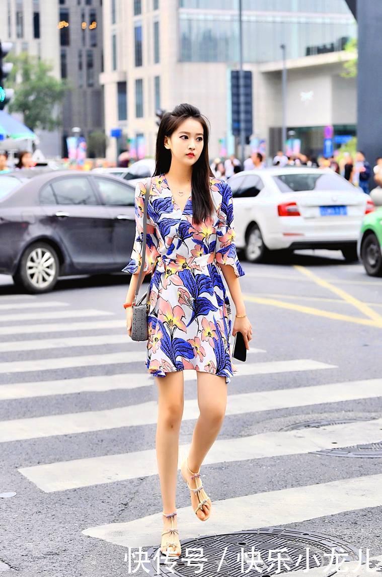 小姐姐轻松驾驭花朵裙,少不了一双高跟鞋,打造高级的时髦感