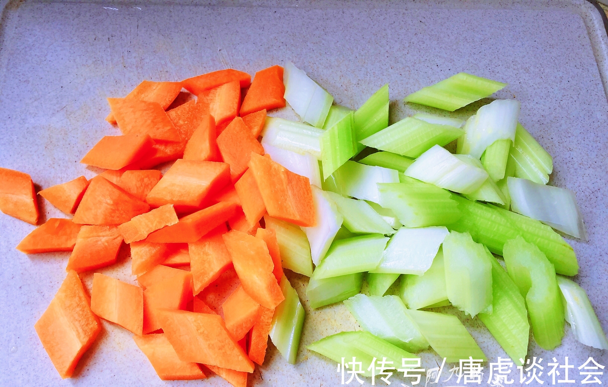 水煮花生|水煮花生米都放什么调料?30年大厨:别只会加盐,这样做才好吃