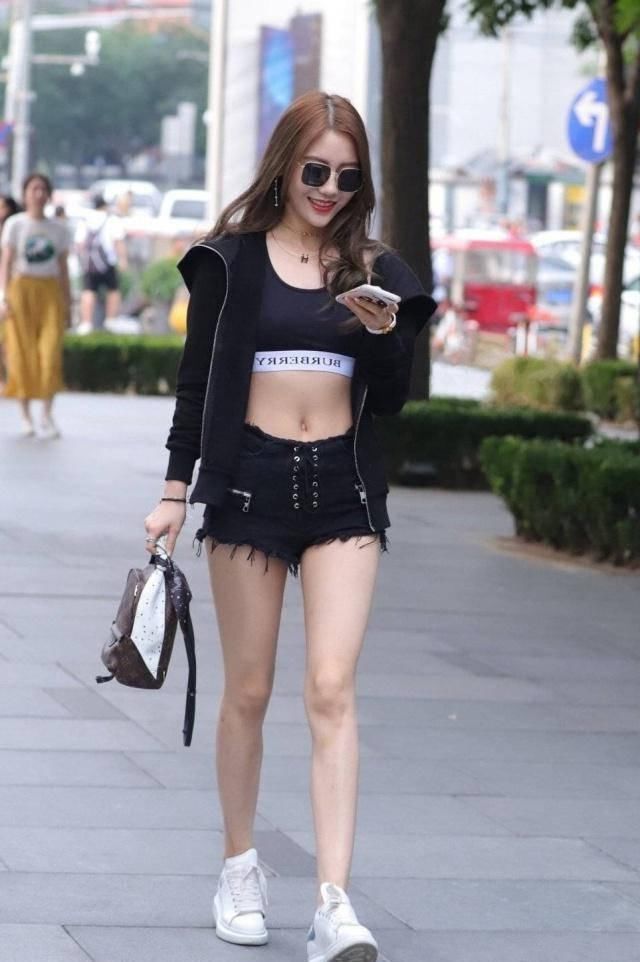 路人街拍，白皙的“筷子腿”即便是穿了平底鞋，依旧显得格外修长