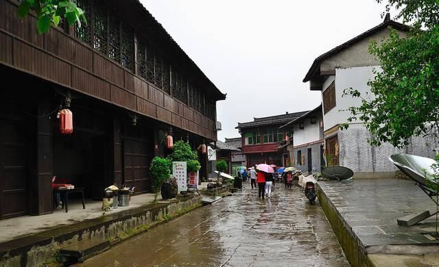 中国一座低调的古镇，一条街横跨三省，却因一棵千年古树出名