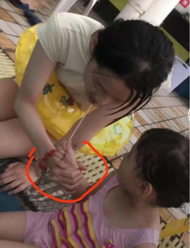 宝妈|小姨带娃的路子有多野看完这几张图,网友这届小姨跟宝宝有仇