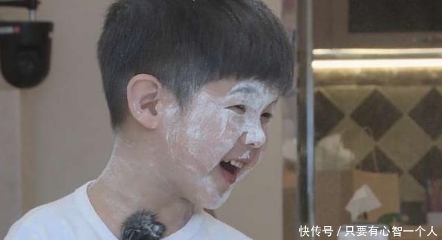 萌娃|趁妈妈不注意,萌娃钻进面粉桶嬉戏,外婆做法实力演绎“隔代亲”