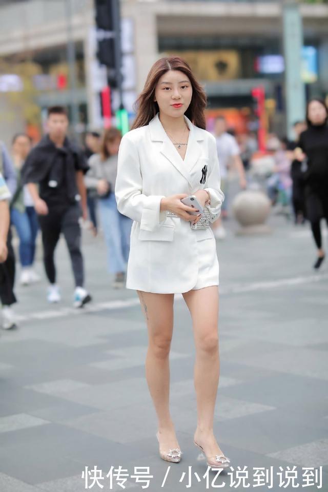 都市白领不会穿搭一件西装轻松解决问题,打造“下衣失踪风”!