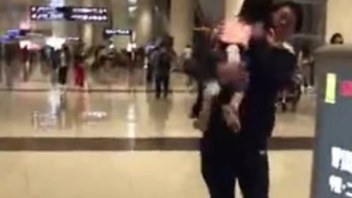 小情人|3岁女儿一下飞机就向爸爸飞奔,接下来的画面,网友直呼甜到齁