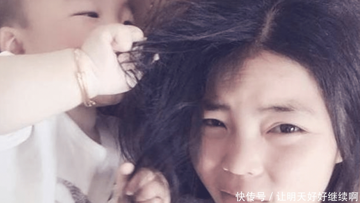 妈妈|宝宝爱扯头发很讨厌,其实是在向妈妈表达爱,妈妈不要再烦了