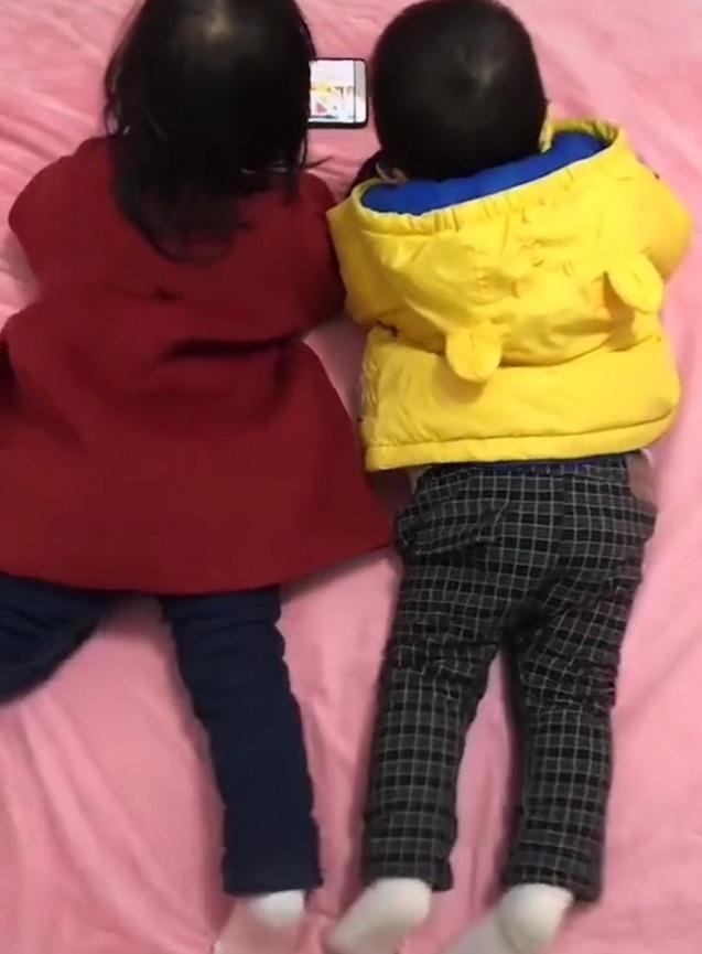 姿势|宝妈晒龙凤胎视频,发现这俩货动作“神同步”,直呼“心灵感应”