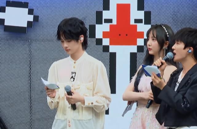 周震南背着周深,和郑乃馨“秘密互动”,这个画面让人直呼嗑疯了