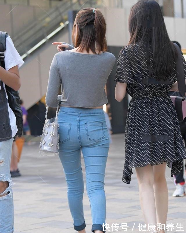 穿搭 水晶粗跟高跟鞋搭配蓝色高腰打底裤，凸显女性修长身材，气质十足！