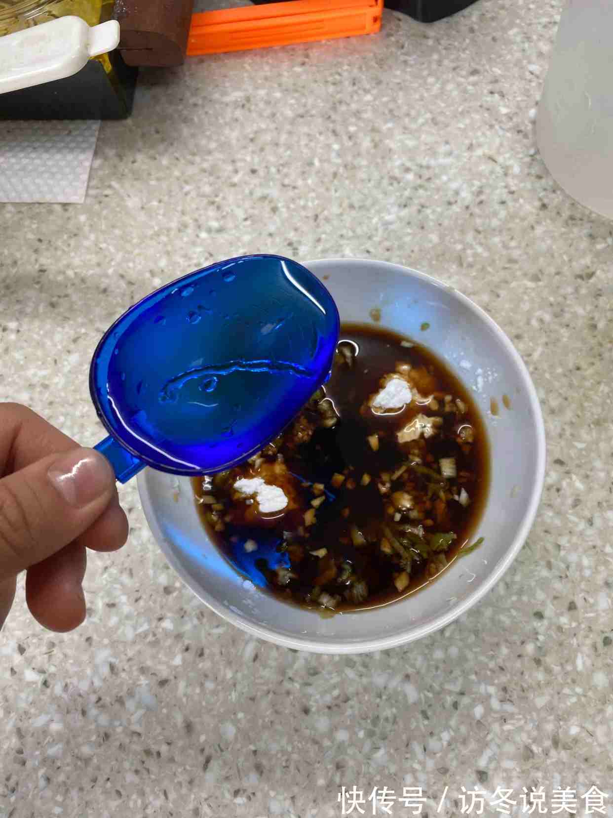 现在才知道,炒茄子不能先放油!大厨教你1招,茄子不吸油不发黑