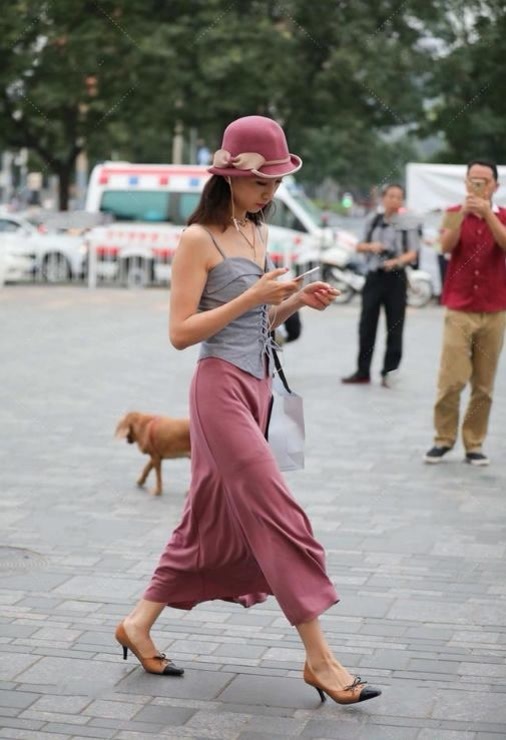 穿搭 墨绿色的无袖上衣，搭配黑色九分裤，整体给人简单清爽利落感觉