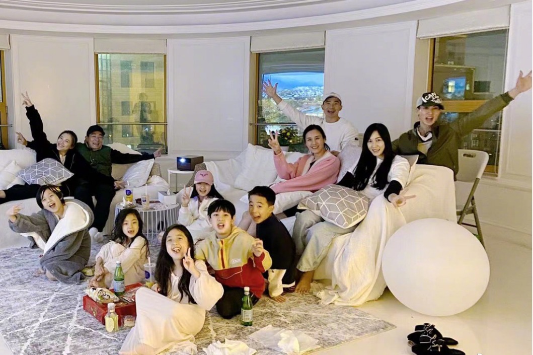 回忆杀!吴尊晒与陈小春刘畊宏聚会照,NeiNei小泡芙长大不少