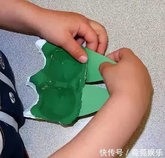 当妈妈“被迫”学会各种手工后,她就连蛋托都不放过了