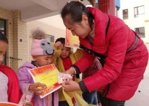 自我认知|孩子领回一张奖状，宝妈看清上面字后怒道这不是坑孩子不识字吗