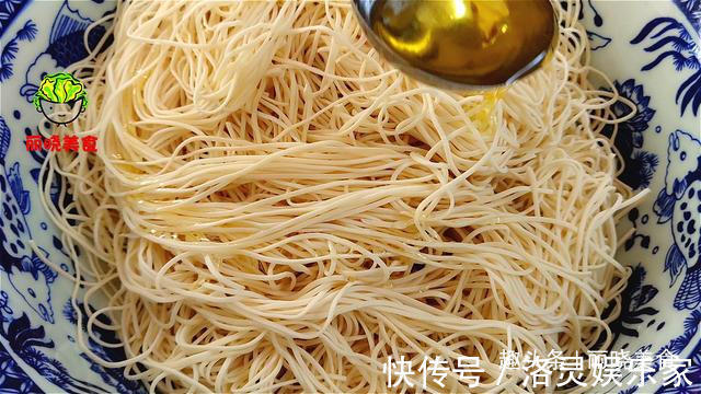 面条别再水煮了,换种新吃法,比凉拌的好吃百倍,我家一周吃5次