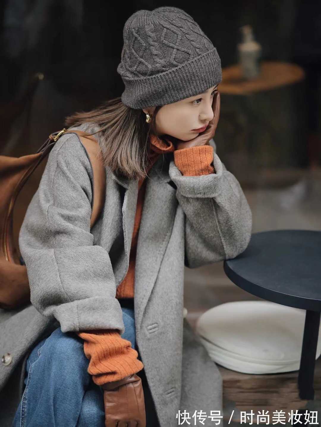 灰色大衣 没想到,灰色大衣这样搭真高级,4种优雅配色,提升气质又洋气