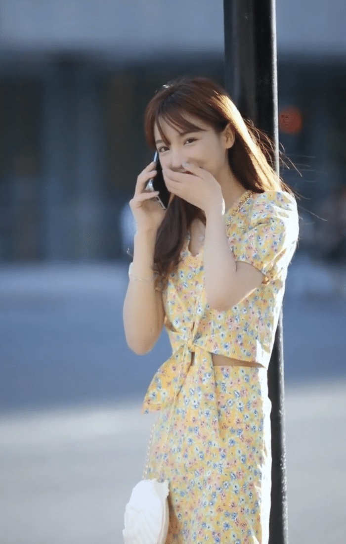 小姐姐|马路上这么吵,不应该是捂耳朵打电话吗