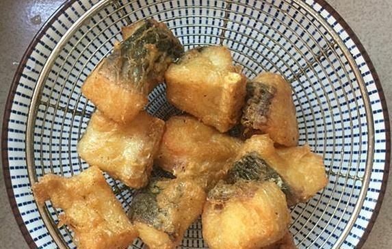炸鱼块时,不要用淀粉或面粉了,换成“它”,鱼块外酥里嫩更美味