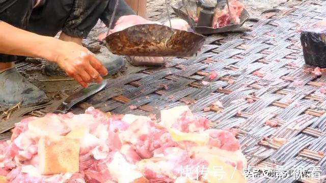 尼泊尔|尼泊尔山区村民杀猪,请全村人过来吃杀猪菜,贫困母亲也过来买肉