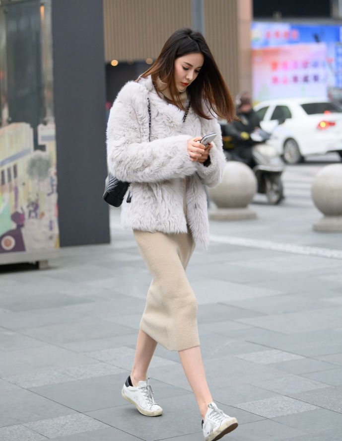 街拍:扎小啾啾的小姐姐好有个性,牛仔褂搭配黑纱裙,好美的感觉