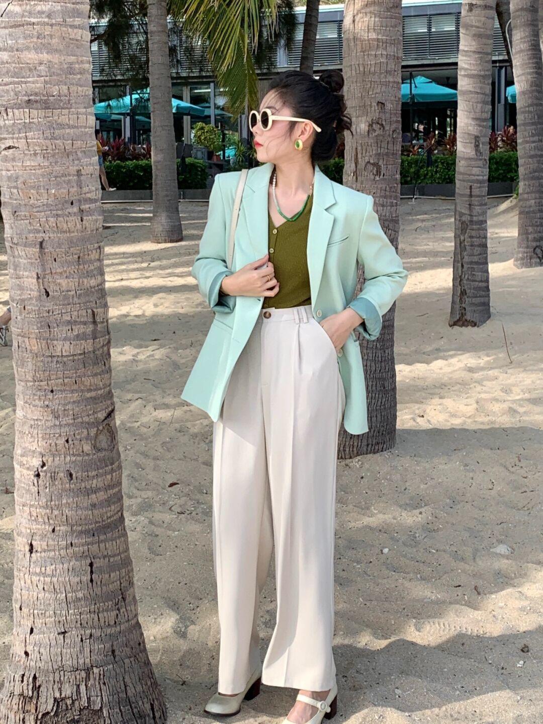 连衣裙 你的衣橱里绝对少不了“西装”,来看潮人的时尚造型,值得借鉴