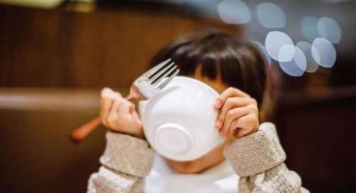 肠胃消化|孩子常便秘,吃香蕉只会加重,缓解便秘的最佳水果原来是它们