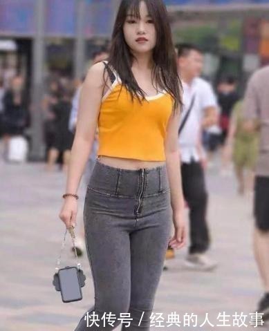 曲线感|微胖美女穿喇叭牛仔裤,曲线感越发明显