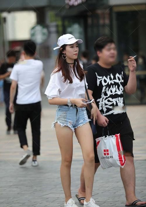 牛仔裤 白衬衣配上，时尚闪钻的牛仔裤，洋溢着青春与活力