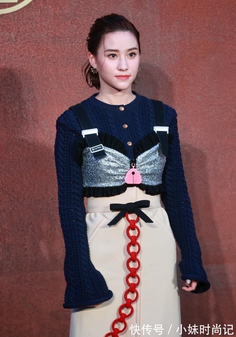 小背心 何超莲气质成熟了不少,毛衣外面套小背心,高腰长裙配得好高级