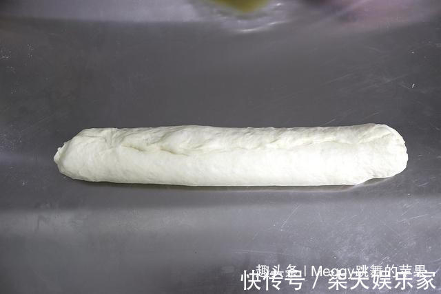 早餐|面包没出炉就满屋飘蒜香，早餐零食不愁了，没菜没酱手撕吃一个