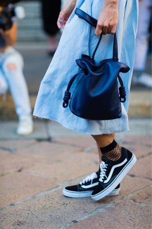 仙女裙+运动鞋=今年最潮穿法，不挑年纪不挑身材，谁穿谁好看