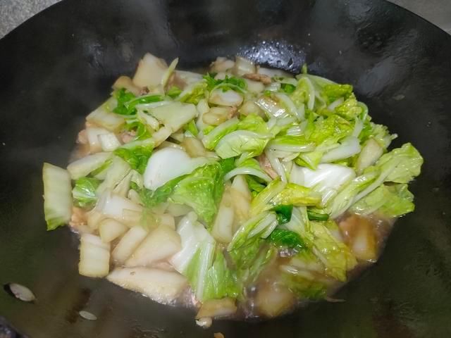 冬天炖白菜,多加2样食材,白菜软烂好吃,家人特别喜欢