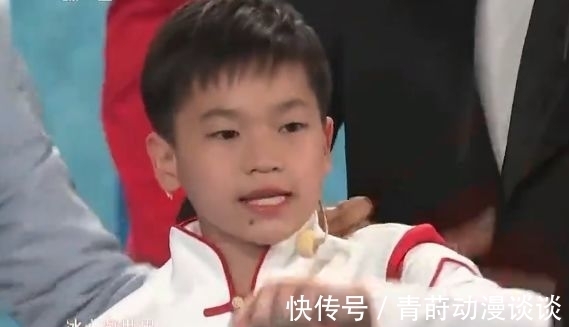 全紅嬋第一次現場唱歌!跳到選手李雯雯背上,惹得全場都笑翻了