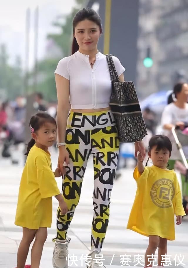 无痕|时髦辣妈白衬衫,配上花纹无痕裤,款式精致,充满童趣