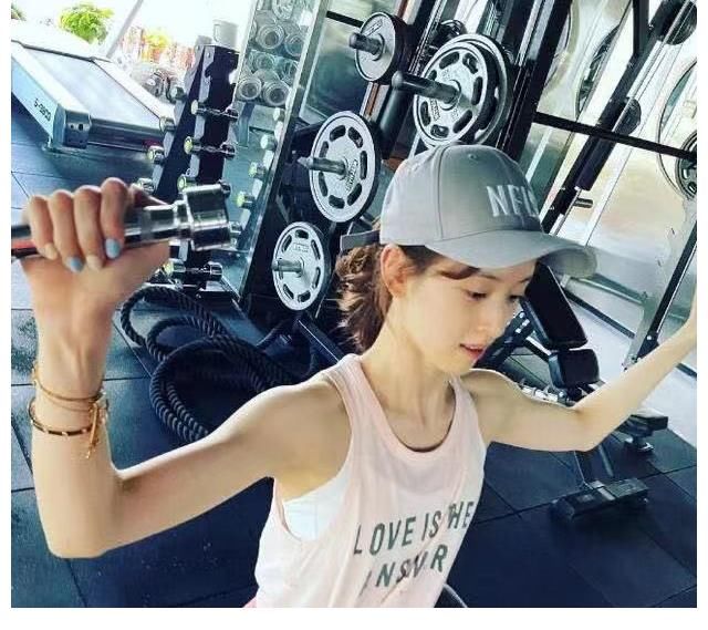 身材|白百合体重狂飙难控制！健身房苦练表情痛苦，体重超标麒麟臂抢镜