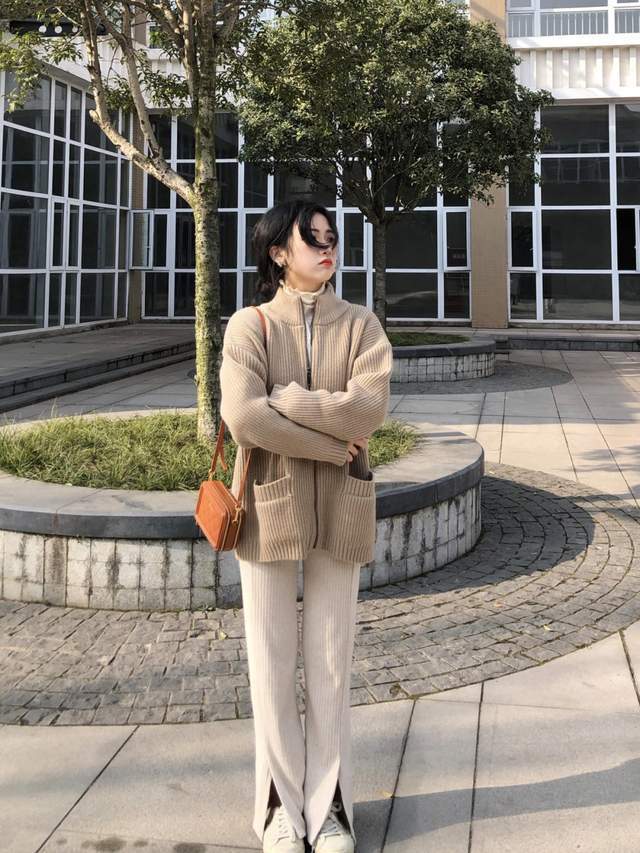 毛衣 秋季,牛仔裤怎么穿才好看?泡泡袖衬衫+阔腿牛仔裤,复古洋气