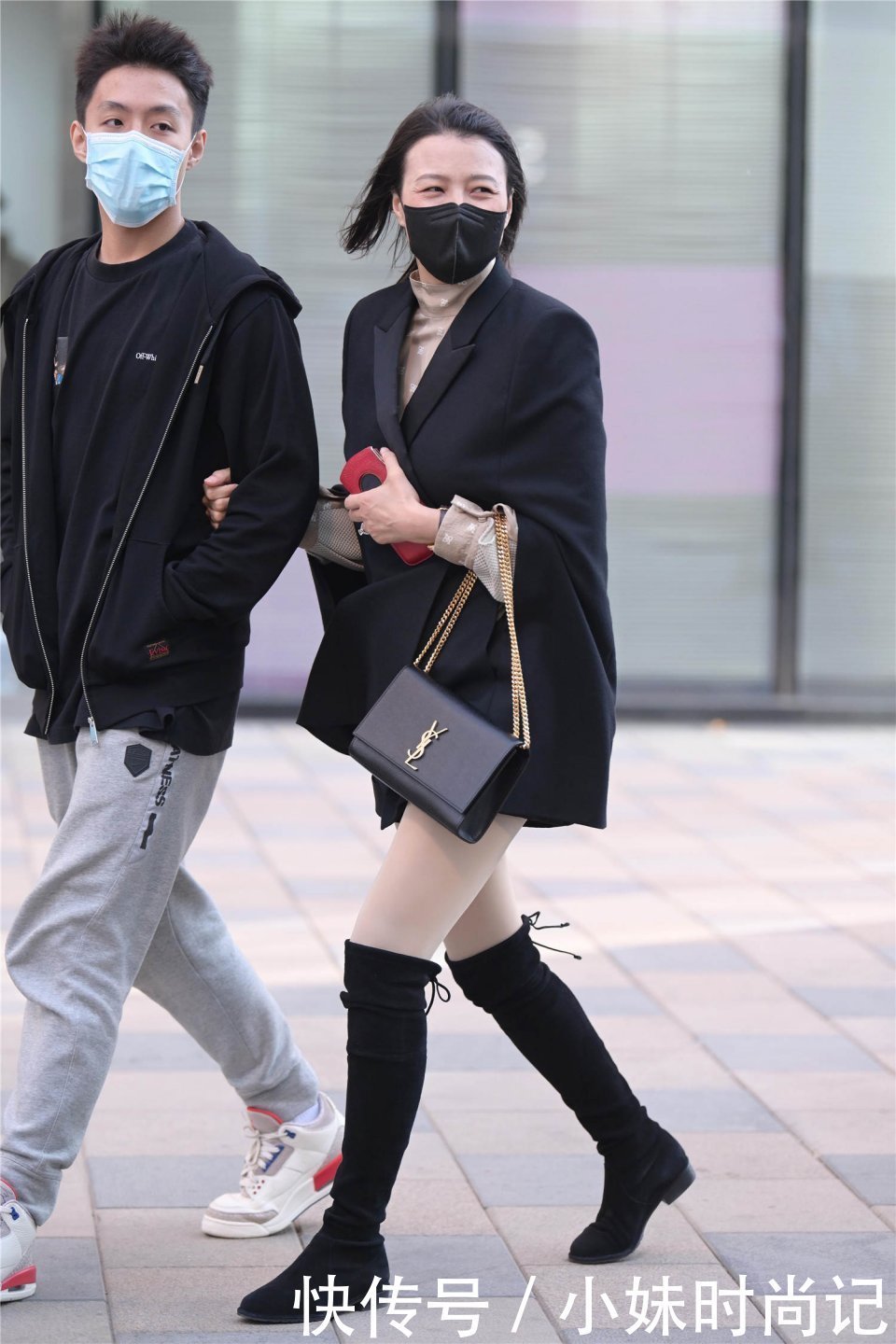 底裤|街拍:修身的打底裤搭配长靴,秋季搭配不单调,保暖还显身材苗条