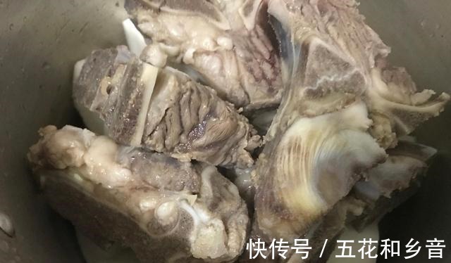 鲜美|想不想和我一起做白萝卜牛脊骨汤，不仅味道鲜美，更是营养丰富！