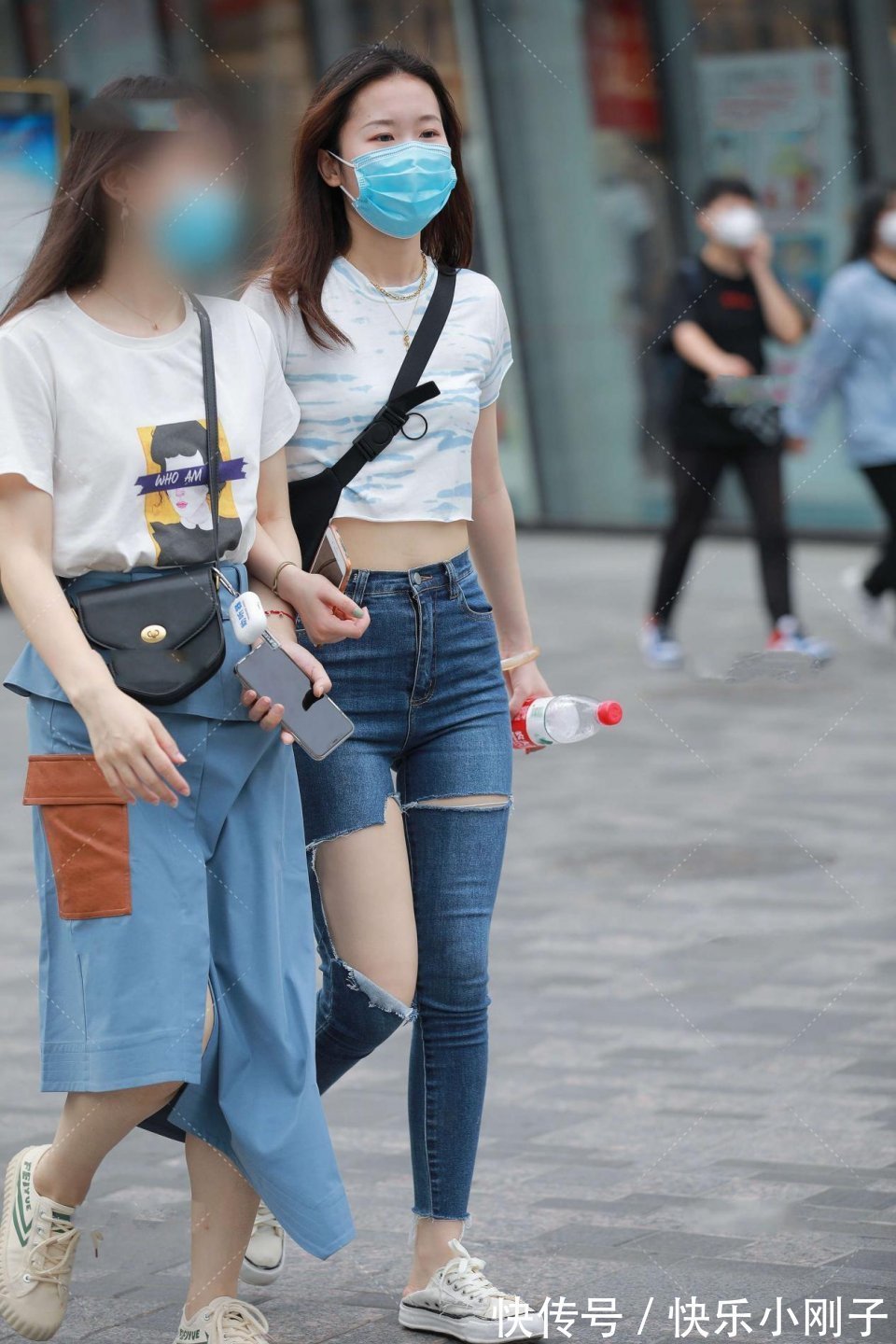 腿裤|小姐姐身穿破洞牛仔裤和涂鸦短袖，非常的清新自然